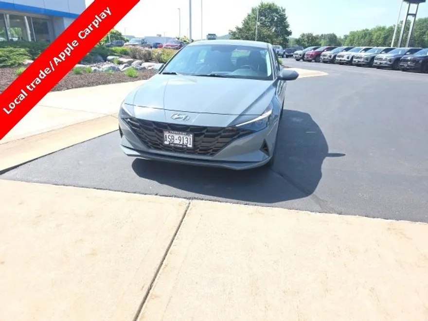 2023 Hyundai Elantra SEL photo 1