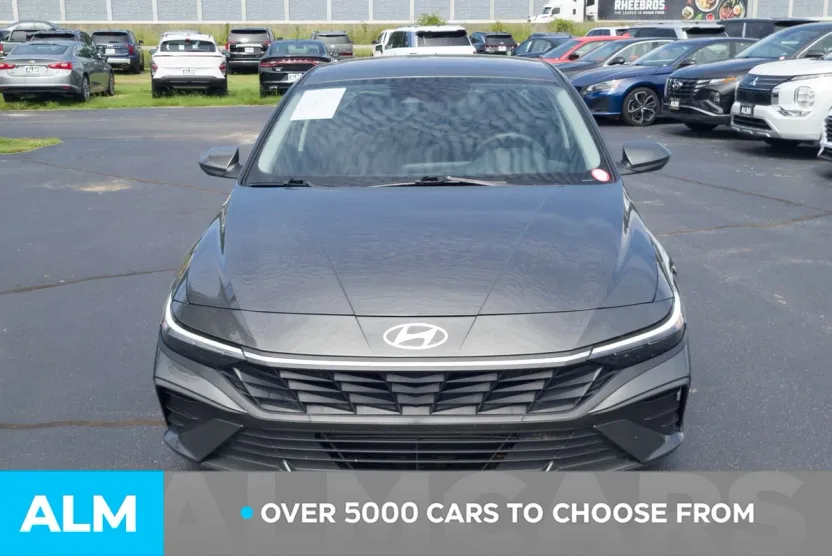 2024 Hyundai Elantra SEL photo 1