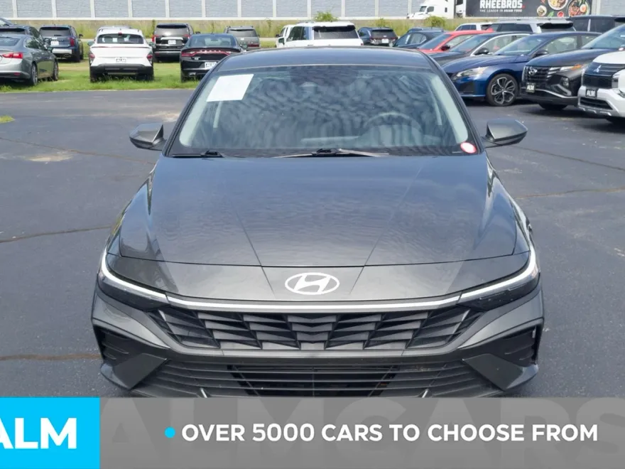 2024 Hyundai Elantra SEL photo 1