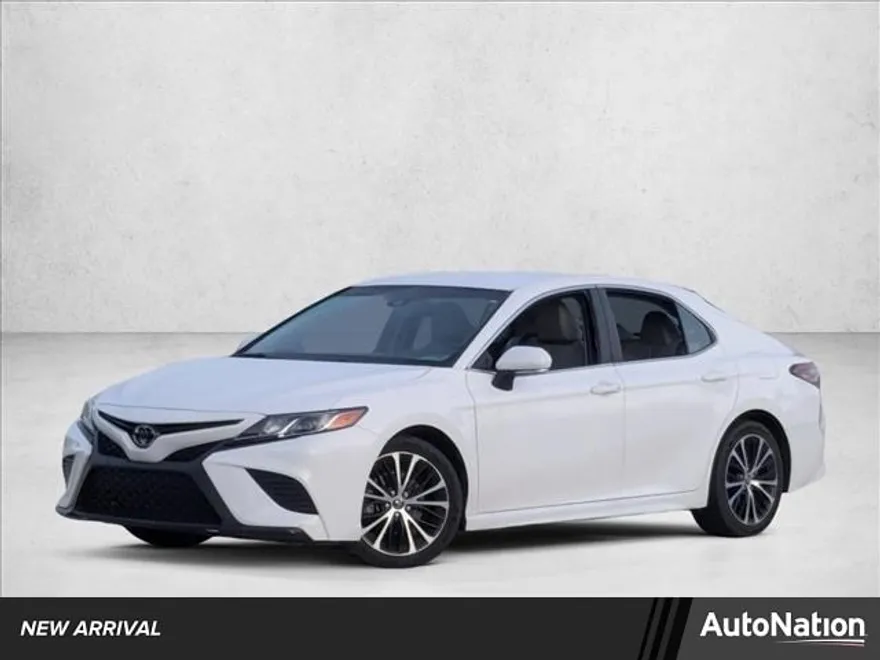 2018 Toyota Camry SE photo 1