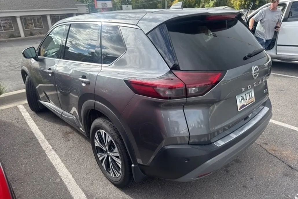 2021 Nissan Rogue SV photo 1