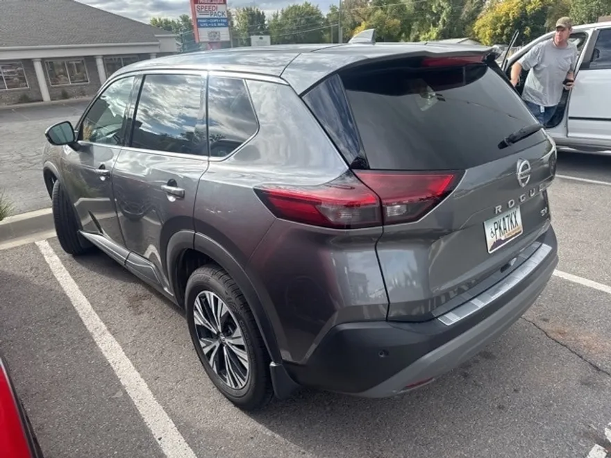 2021 Nissan Rogue SV photo 1