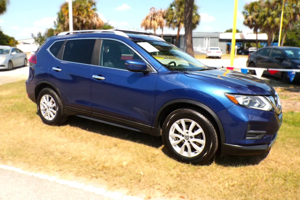 2018 Nissan Rogue SV photo 1