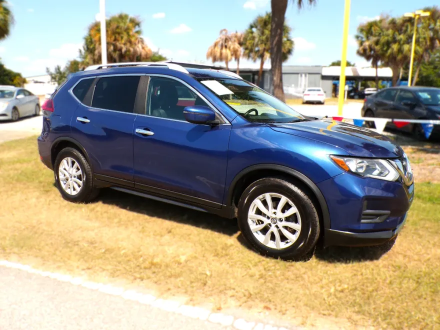 2018 Nissan Rogue SV photo 1