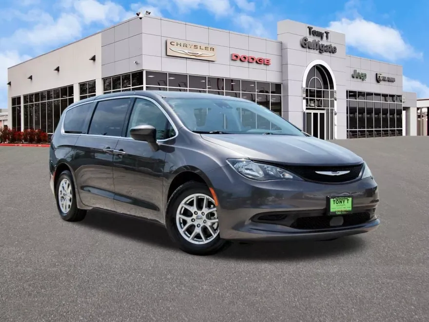 2023 Chrysler Voyager LX photo 1