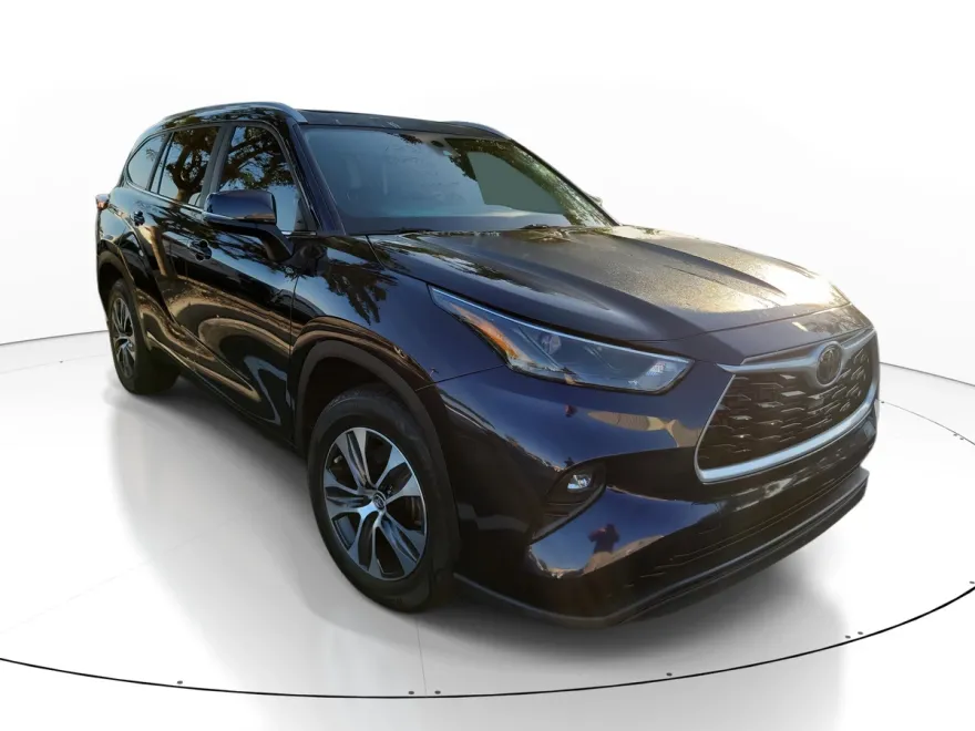 2023 Toyota Highlander XLE photo 1