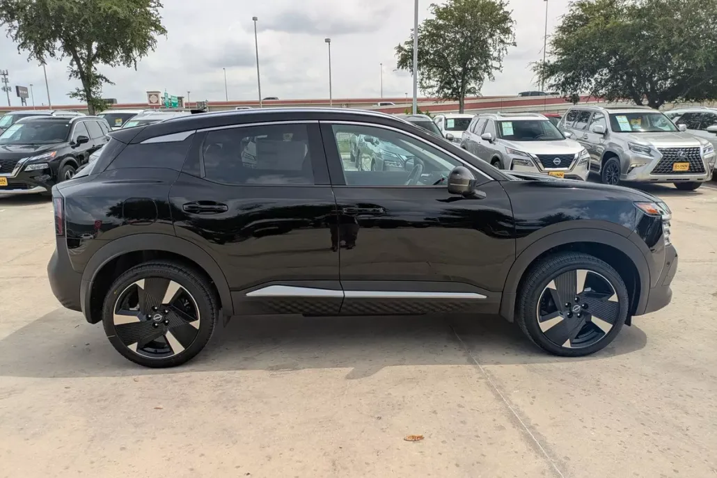 2025 Nissan Kicks SR photo 1
