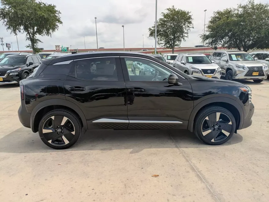 2025 Nissan Kicks SR photo 1