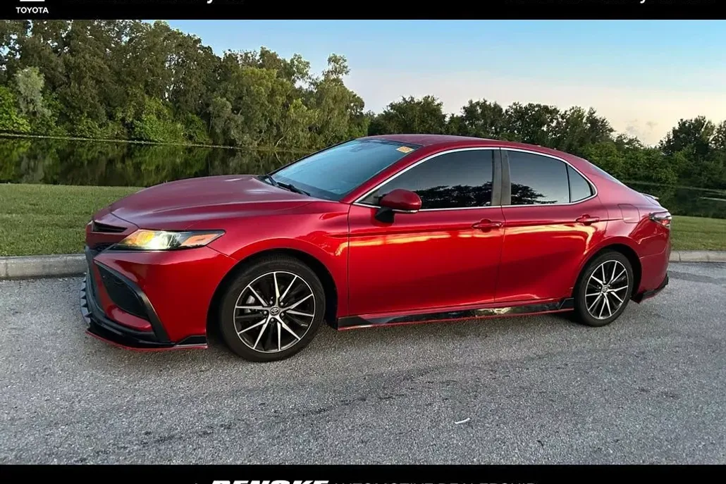 2021 Toyota Camry SE photo 1
