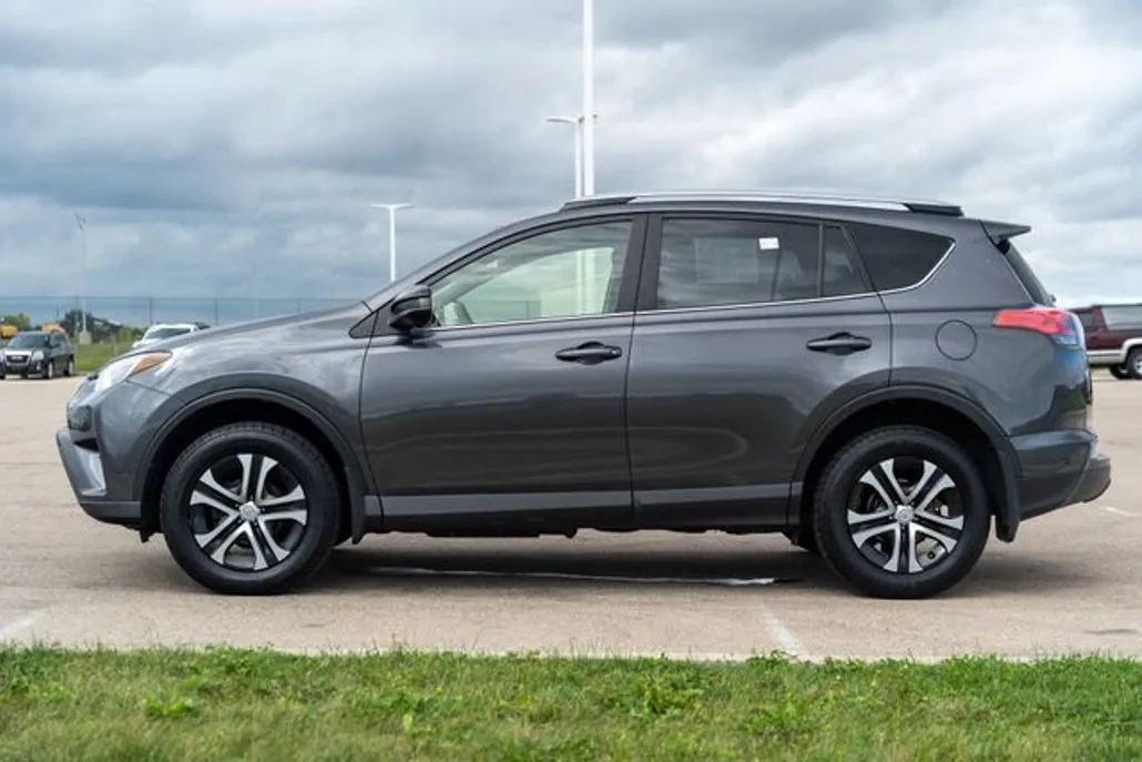 2017 Toyota RAV4 LE photo 1