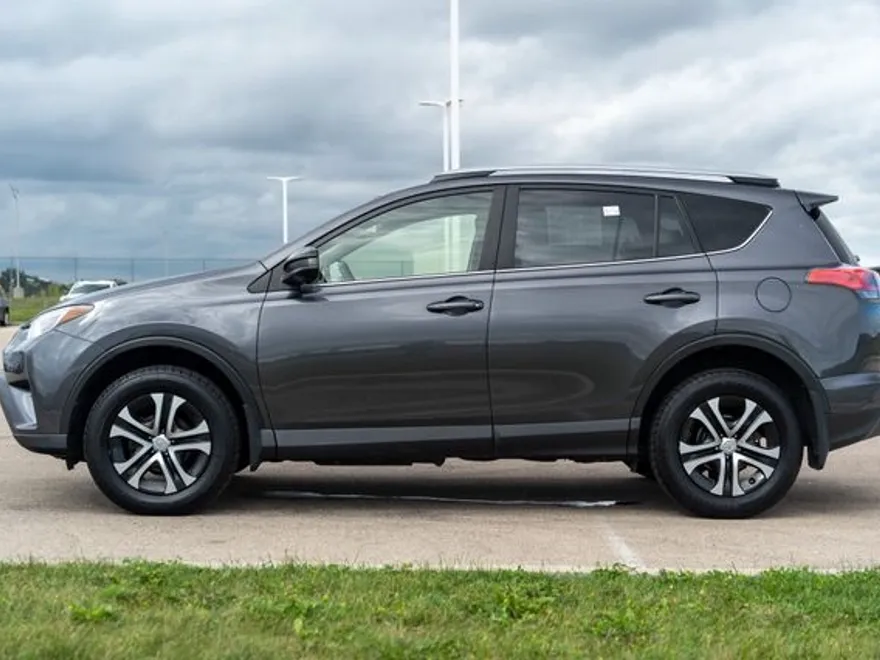 2017 Toyota RAV4 LE photo 1