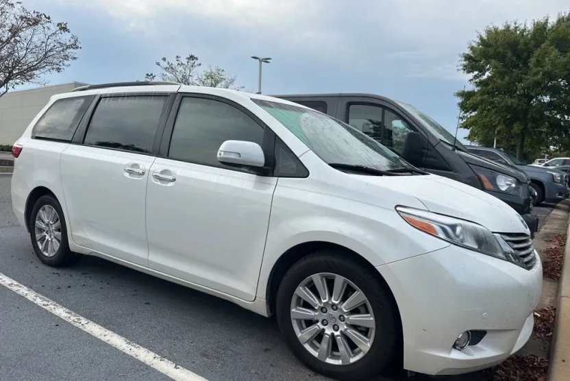 2017 Toyota Sienna L photo 1