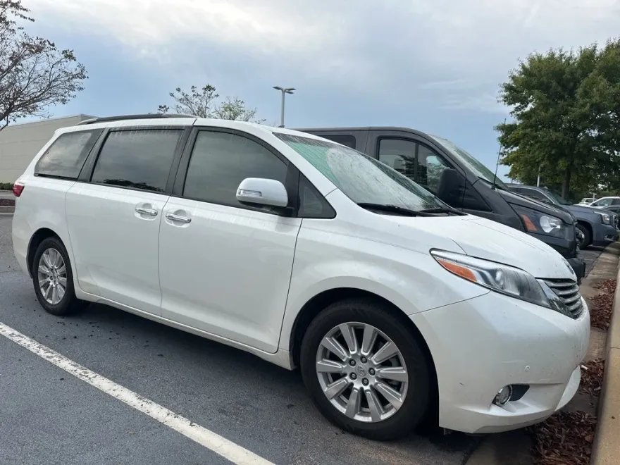 2017 Toyota Sienna L photo 1