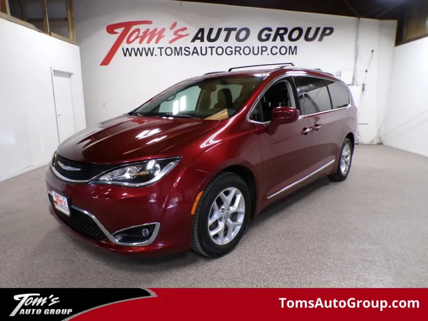 2017 Chrysler Pacifica Touring L photo 1
