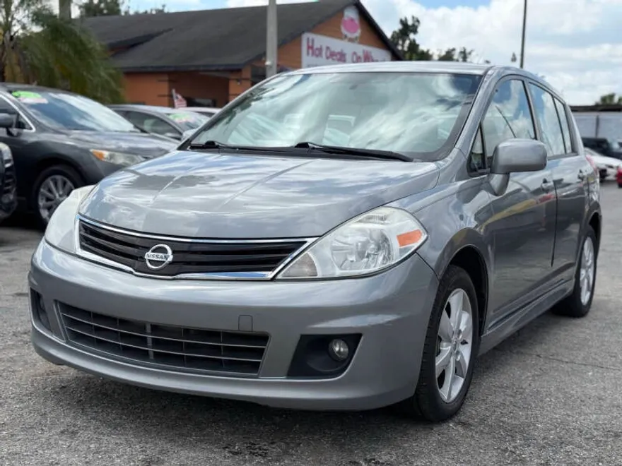 2012 Nissan Versa 1.8 SL photo 1