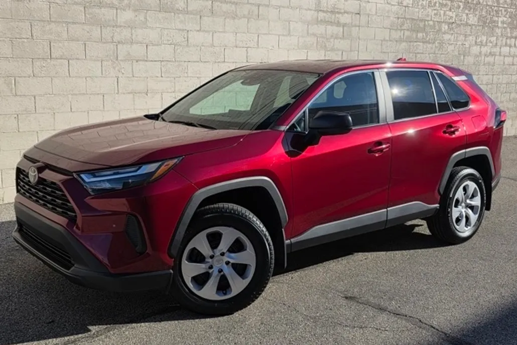 2023 Toyota RAV4 LE photo 1