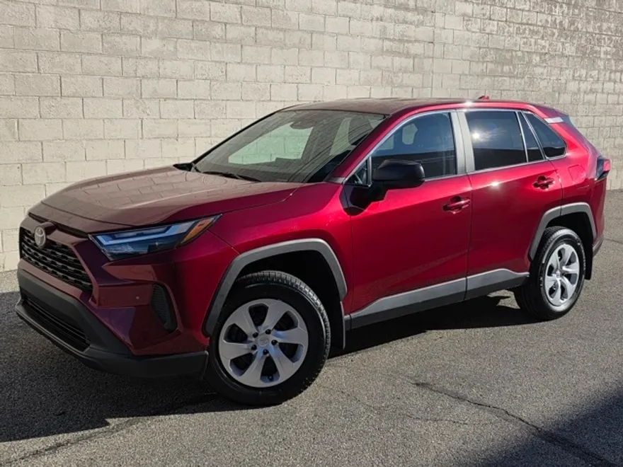 2023 Toyota RAV4 LE photo 1