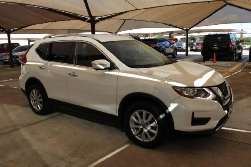 2017 Nissan Rogue SV photo 1