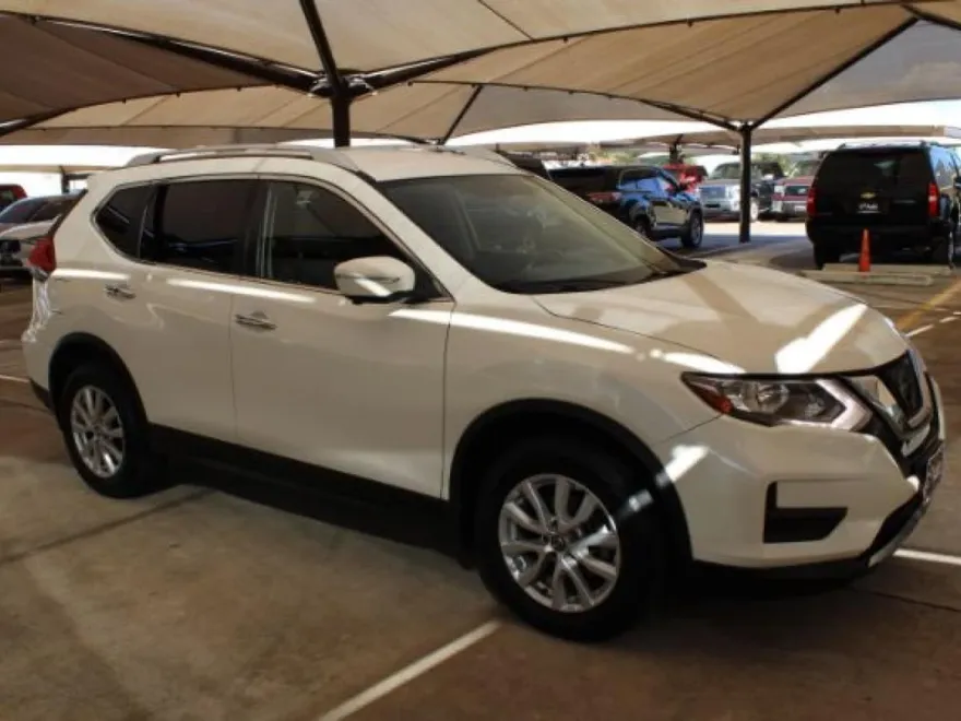 2017 Nissan Rogue SV photo 1