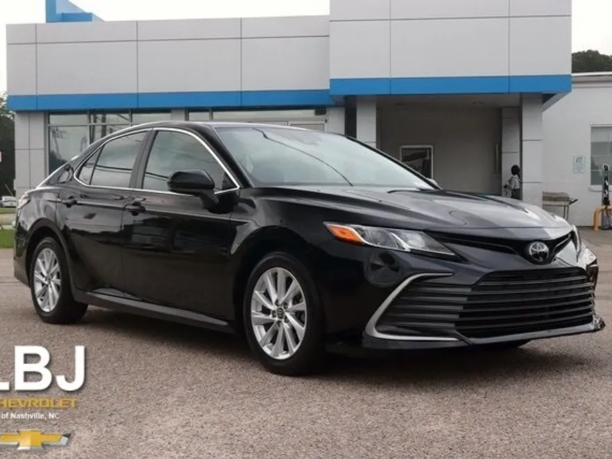 2023 Toyota Camry LE photo 1