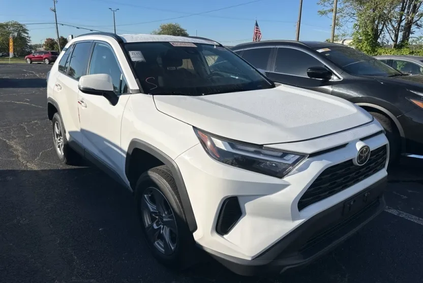 2022 Toyota RAV4 XLE photo 1