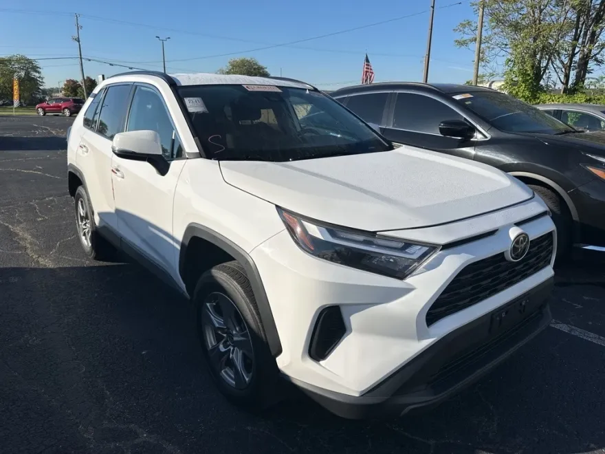 2022 Toyota RAV4 XLE photo 1