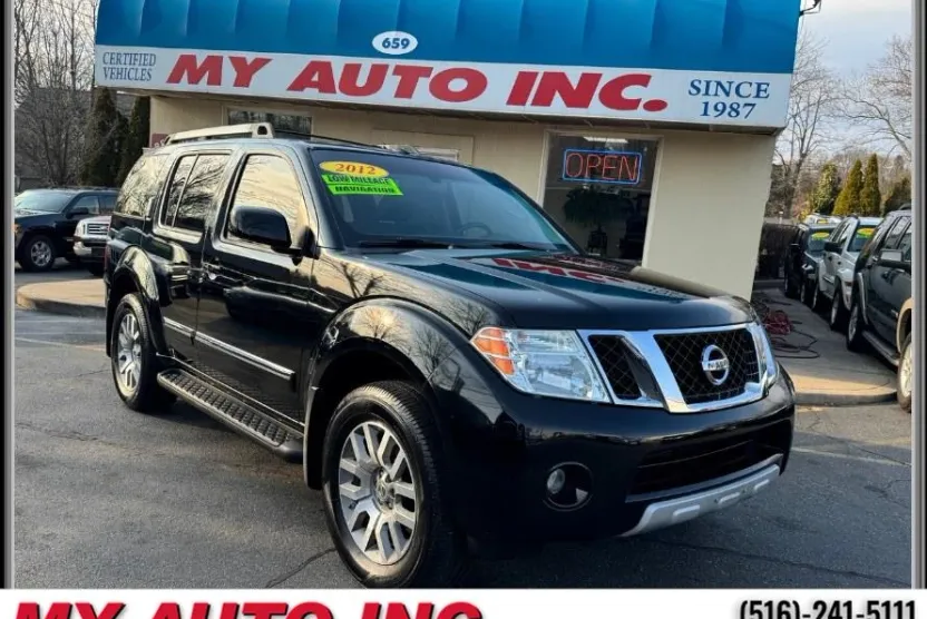 2012 Nissan Pathfinder LE photo 1