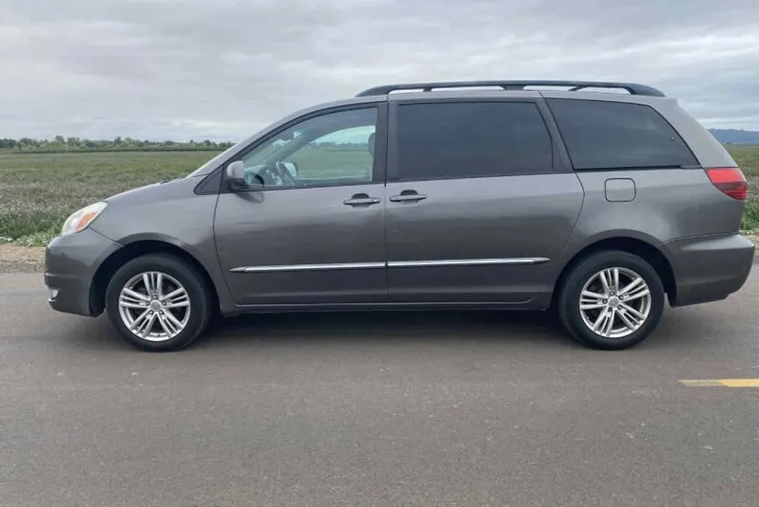 2004 Toyota Sienna XLE photo 1