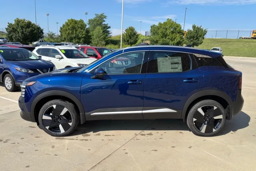 2025 Nissan Kicks SR photo 1