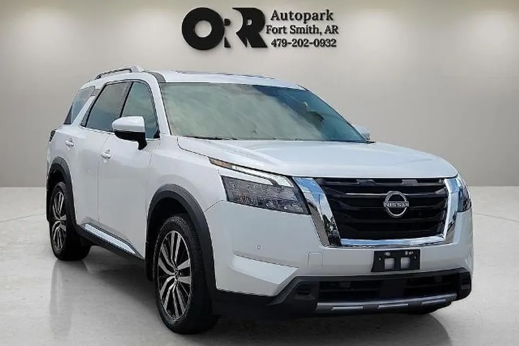 2025 Nissan Pathfinder Platinum photo 1