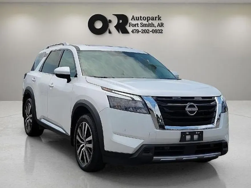 2025 Nissan Pathfinder Platinum photo 1