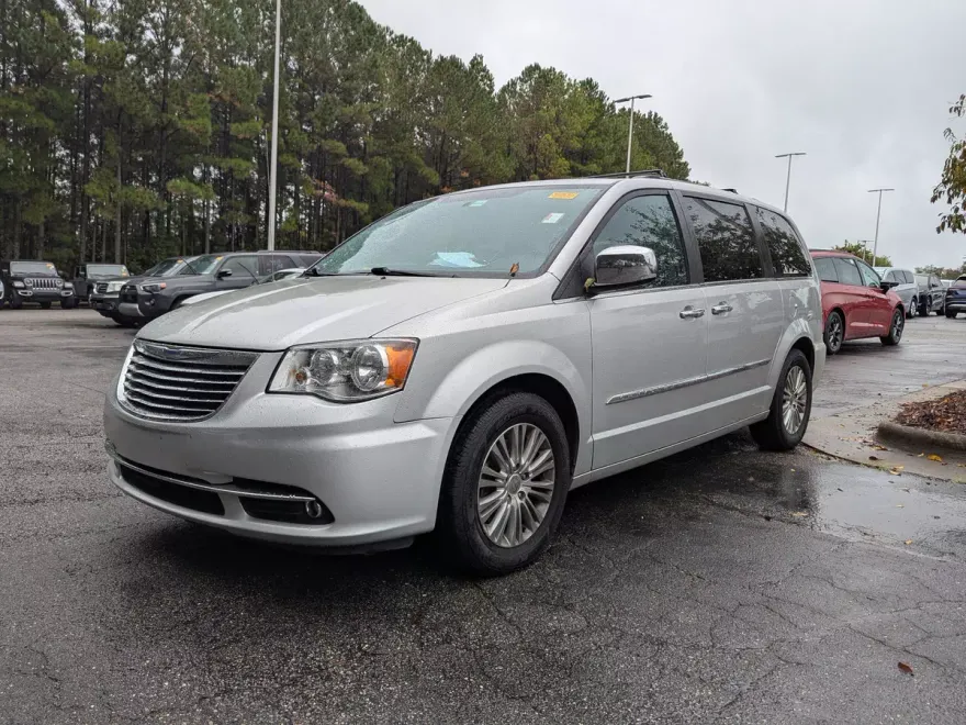 2012 Chrysler Town & Country photo 1