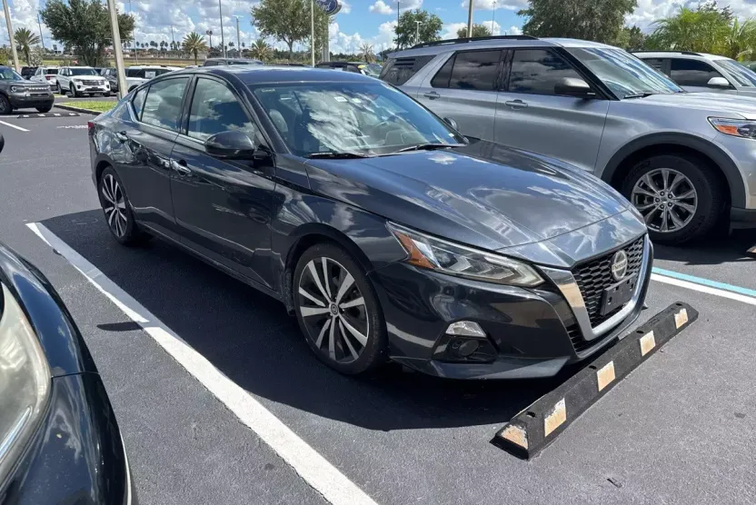 2020 Nissan Altima Platinum photo 1