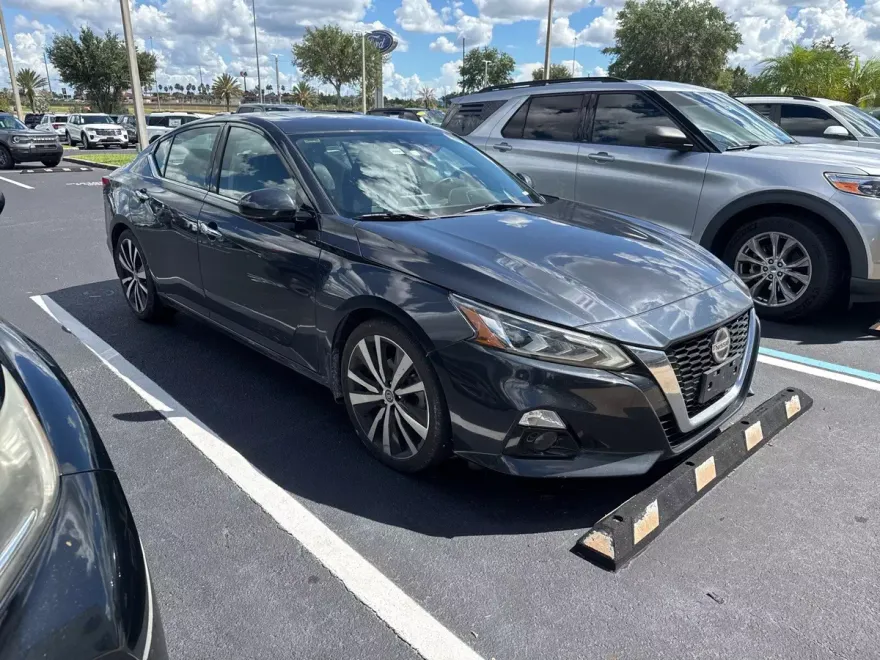 2020 Nissan Altima Platinum photo 1