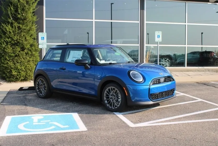 2025 Mini Cooper 2 Door Hardtop Signature photo 1