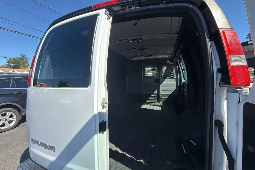 2017 Gmc Savana 2500 Cargo photo 1