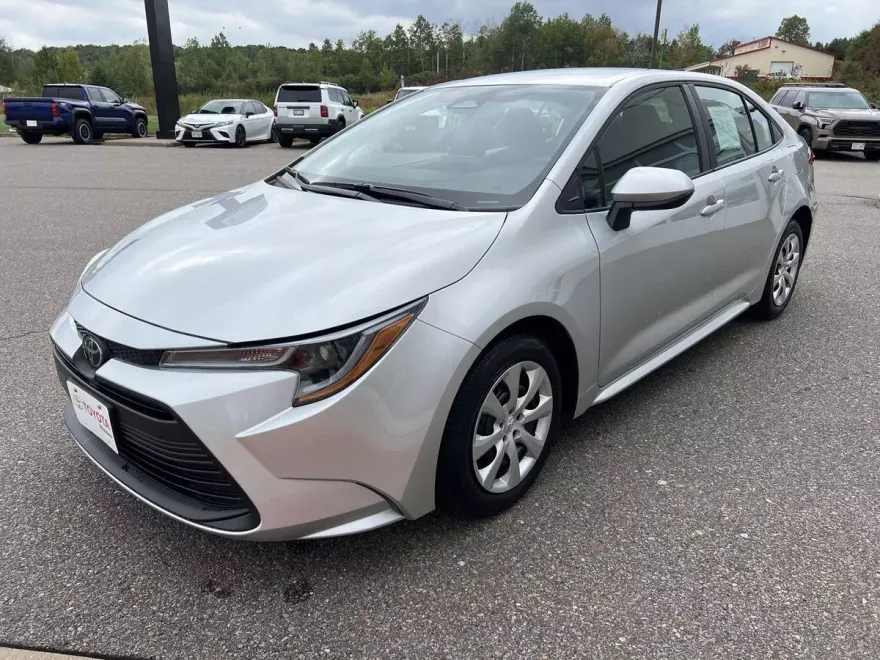 2025 Toyota Corolla LE photo 1