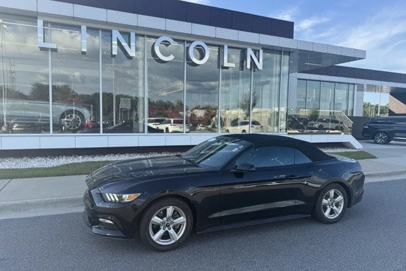2017 Ford Mustang V6 Convertible photo 1
