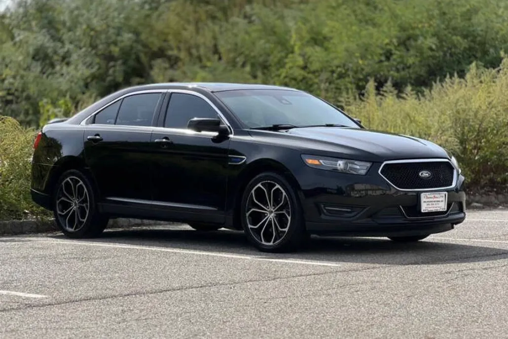 2017 Ford Taurus SHO photo 1