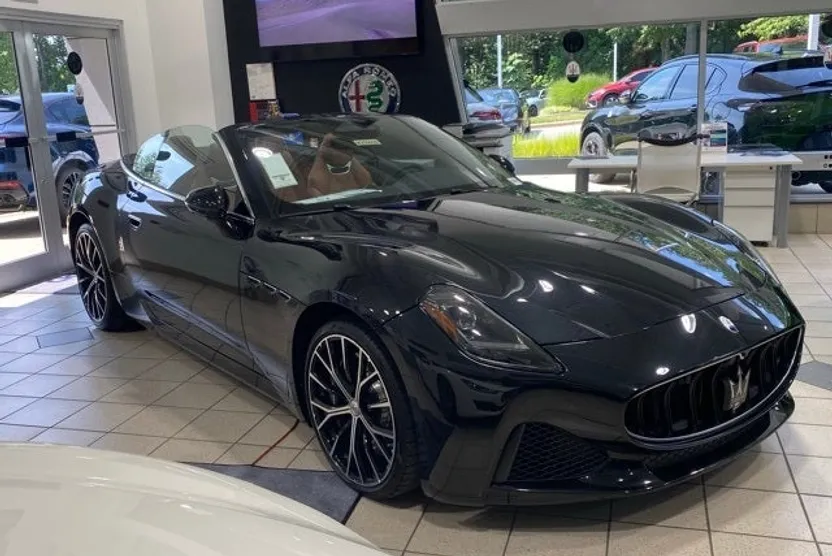 2025 Maserati Grancabrio photo 1