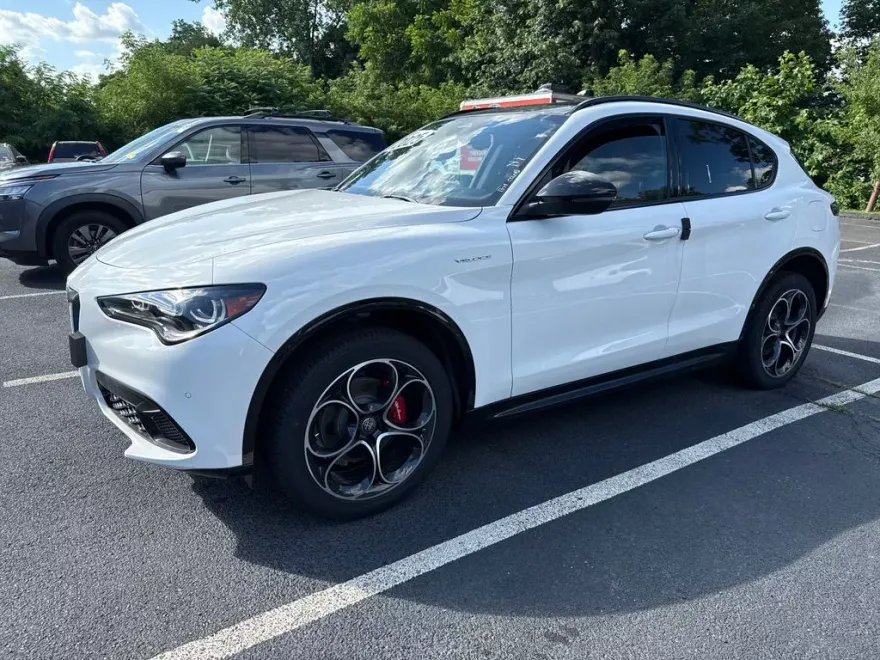 2025 Alfa Romeo Stelvio Sprint Base photo 1