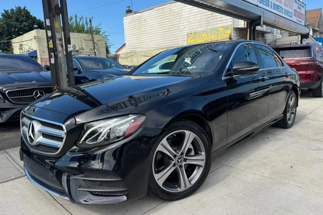 2019 Mercedes Benz E 300 4MATIC Sedan photo 1