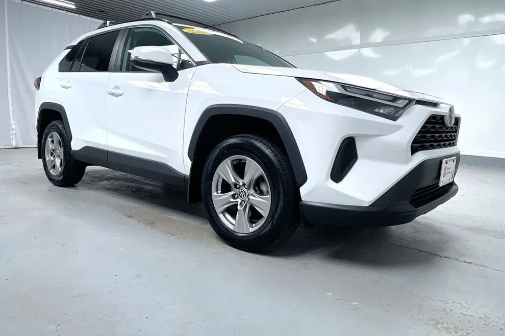 2022 Toyota RAV4 XLE photo 1