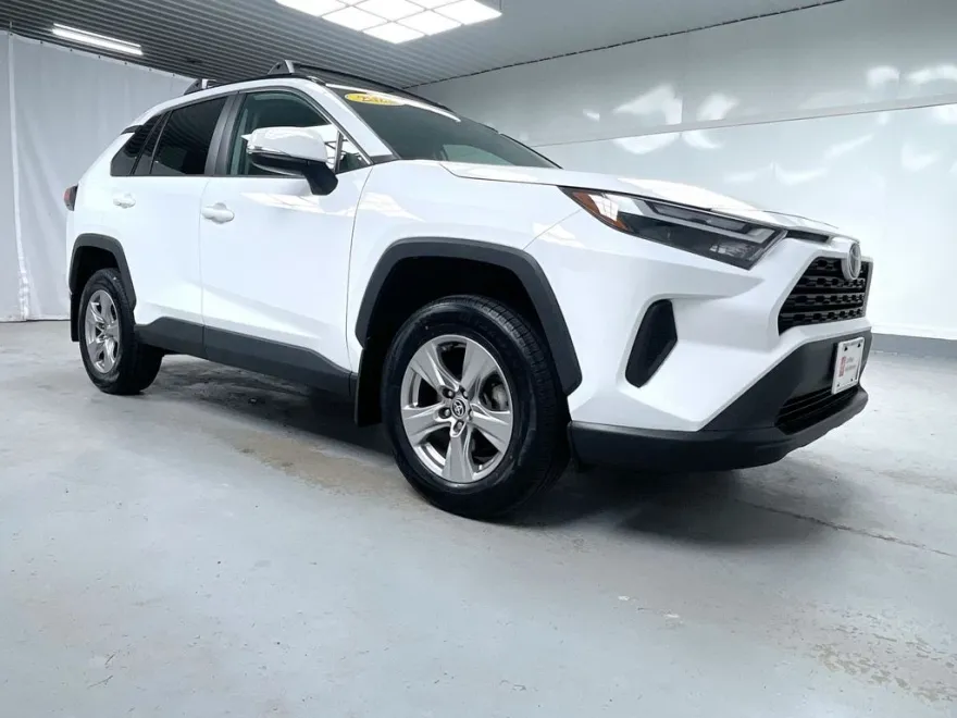 2022 Toyota RAV4 XLE photo 1