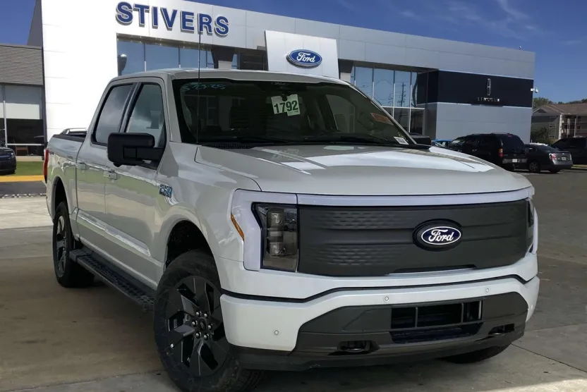 2025 Ford F-150 Lightning photo 1