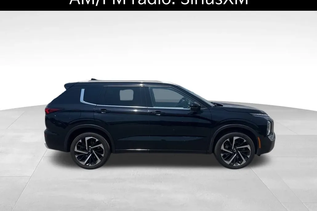 2022 Mitsubishi Outlander SEL photo 1