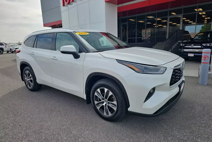 2021 Toyota Highlander XLE photo 1
