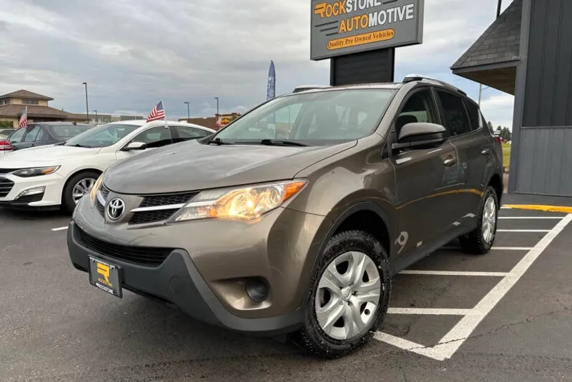 2015 Toyota RAV4 LE photo 1