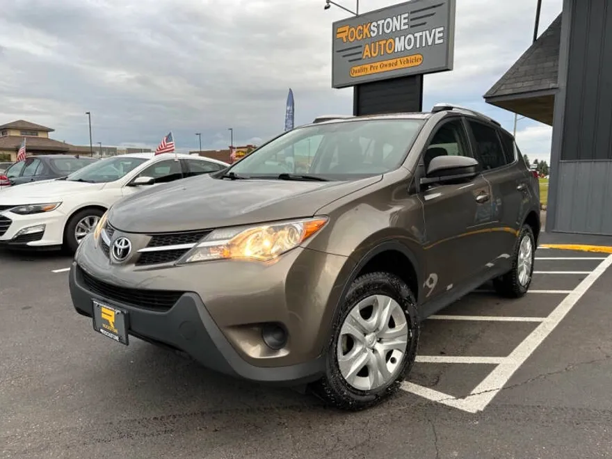 2015 Toyota RAV4 LE photo 1