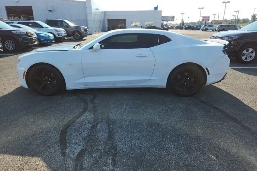 2016 Chevrolet Camaro 1LT photo 1